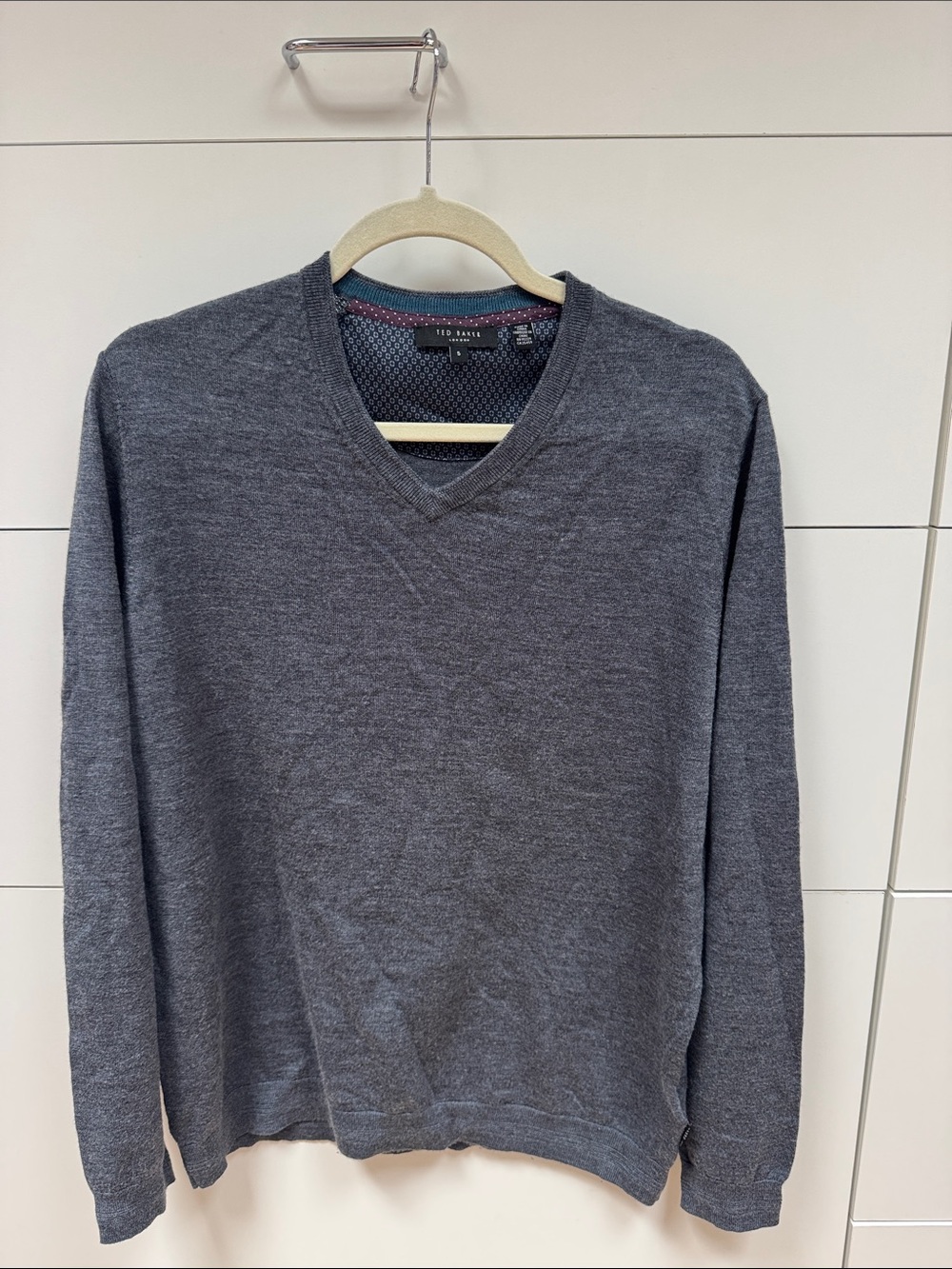 Ted Baker Men’s Dark Gray V-Neck Sweater